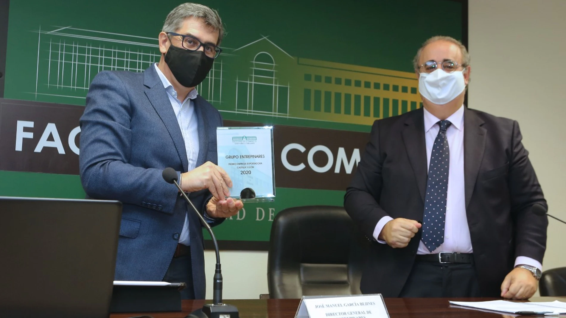 El director de Quesos Entrepinares, empresa ganadora del Premio, José Manuel García Bejines, recibe el galardón del Decano de la Facultad de Comercio de Valladolid, José Antonio Salvador Insúa
