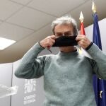 El director del Centro de Alertas y Emergencias Sanitarias, Fernando Simón, tras la rueda de prensa ofrecida este martes en Moncloa para informar acerca de los últimos datos de la pandemia del coronavirus en España. EFE/Mariscal