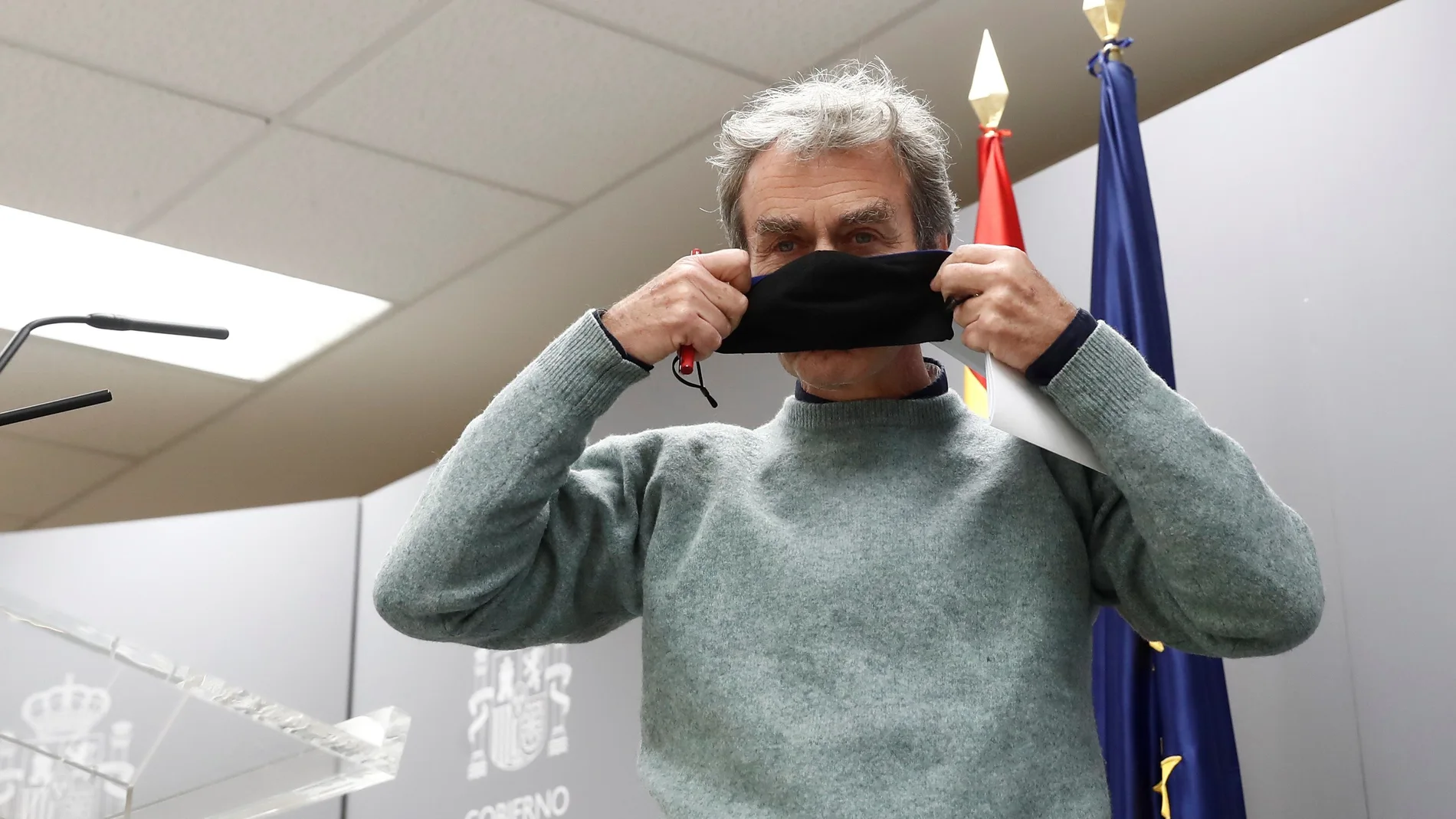 El director del Centro de Alertas y Emergencias Sanitarias, Fernando Simón, tras la rueda de prensa ofrecida este martes en Moncloa para informar acerca de los últimos datos de la pandemia del coronavirus en España. EFE/Mariscal