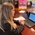 La directora general de Juventud de la Junta de Castilla y León, Estela López, inaugura el curso