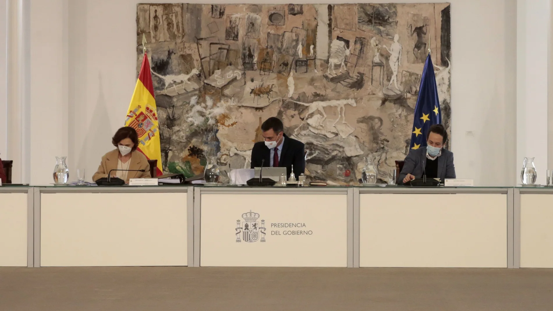 El presidente del gobierno Pedro Sánchez (c), y las vicepresidentas Nadia Calviño (i), Carmen Calvo (2i), Pablo Iglesias (2d), y Teresa Ribera, durante una reunión este mediodía del Consejo de Ministros en el palacio de La Moncloa en Madrid