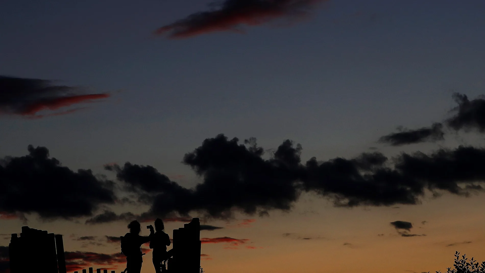 GRAFCAV721. PAMPLONA- Atardecer desde el alto de Ripagaina, barrio cercano a Pamplona, en una jornada donde la nubosidad se irá extendiendo de oeste a este, según la Agencia Estatal de Meteorología. EFE/ Jesús Diges