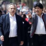 Evo Morales, junto al presidente argentino Alberto Fernández, antes de regresar a Bolivia