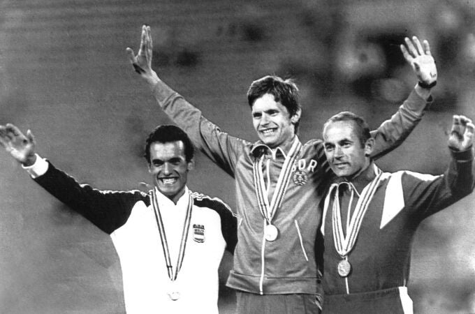 Jordi Llopart, a la izquierda, fue el primer atleta español que ganó una medalla olímpica. Logró la plata en los 50 kilómetros marcha de Moscú 80