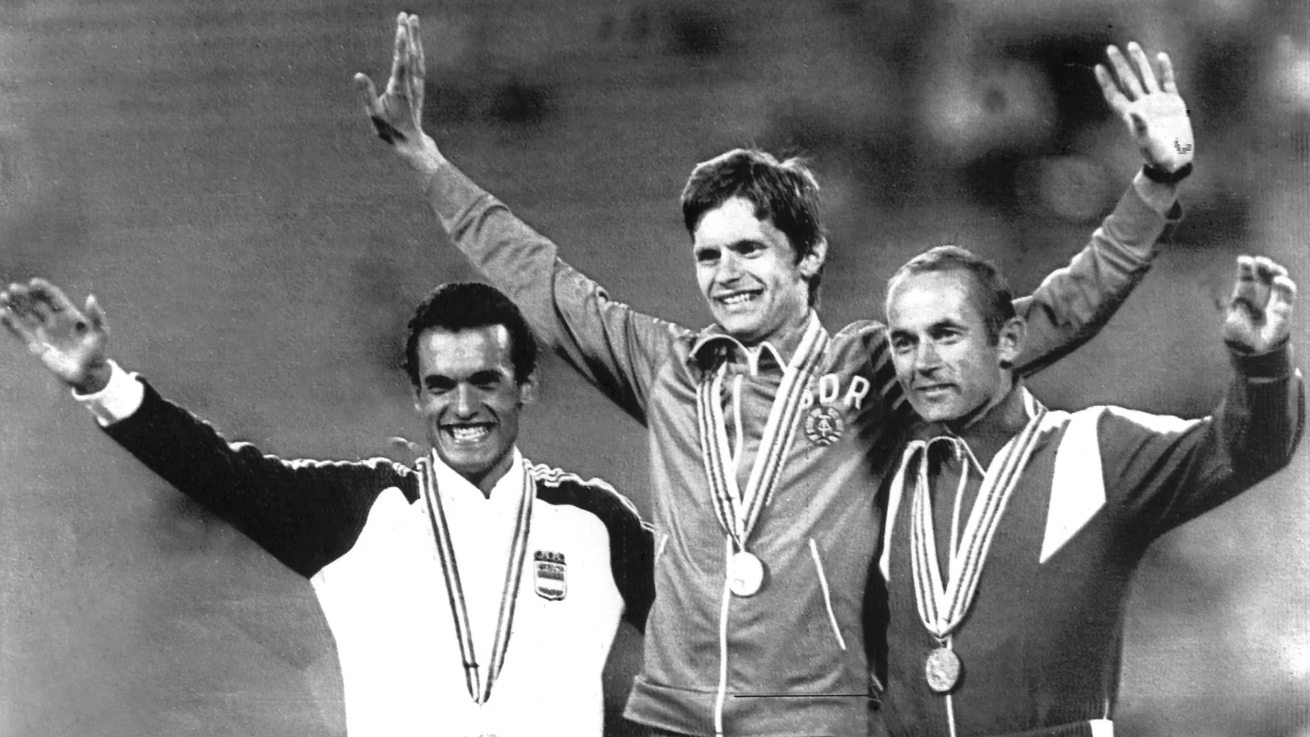 Jordi Llopart, a la izquierda, fue el primer atleta español que ganó una medalla olímpica. Logró la plata en los 50 kilómetros marcha de Moscú 80