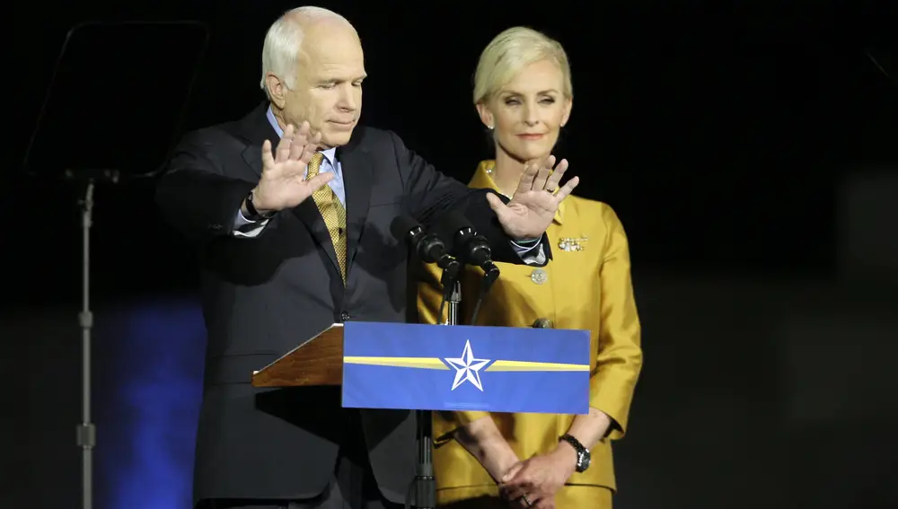 El senador John McCain, junto a su esposa Cindy, durante el discurso de derrota de McCain en Fénix, Arizona