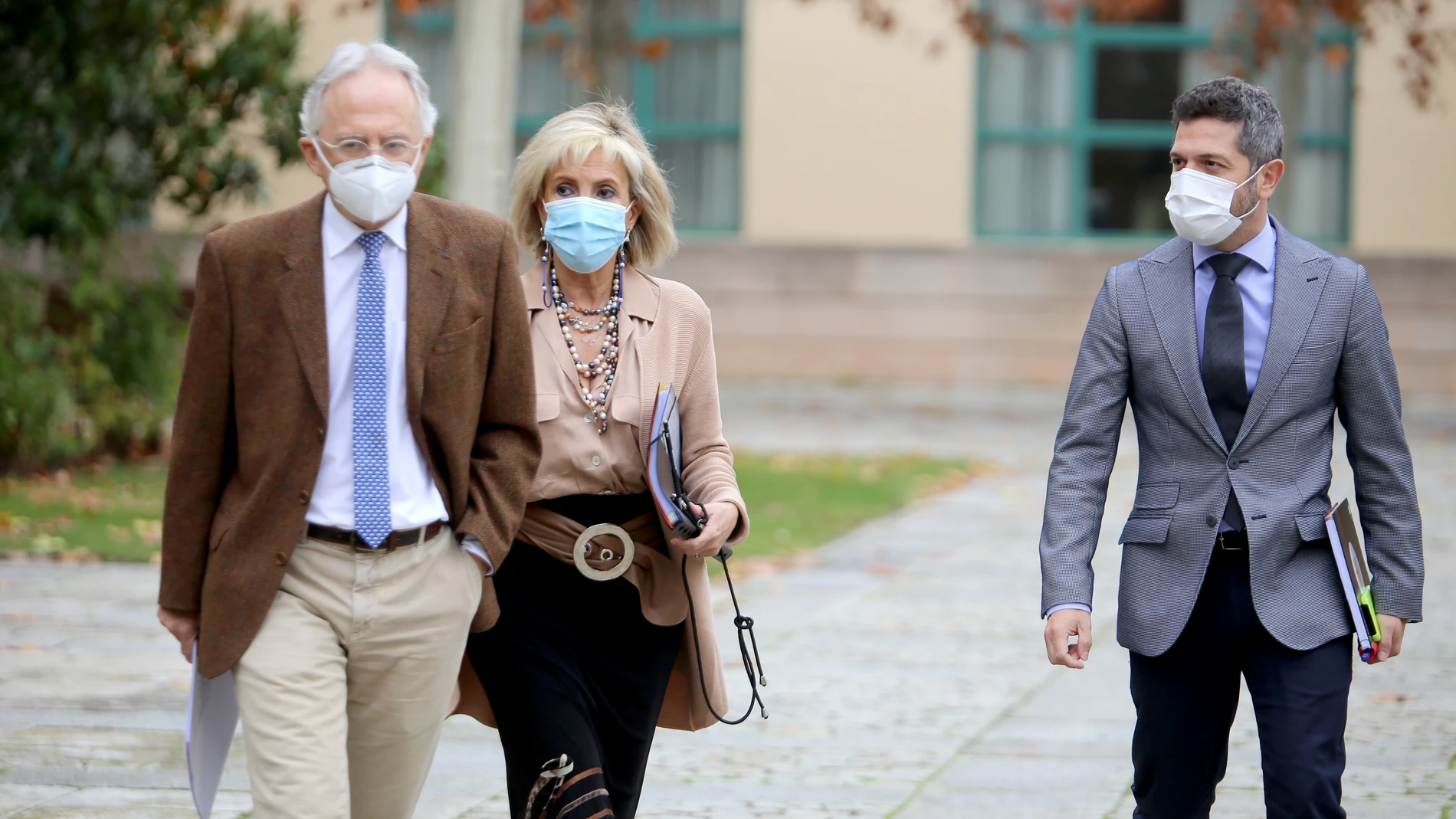 La consejera de Sanidad, Verónica Casado, junto con el doctor Jesús Blanco Varela, y el director de Comunicación, Julio López, antes de ofrecer la rueda de prensa