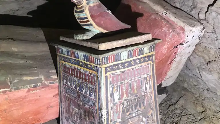 Estatua hallada junto a los ataúdes de Saqqara