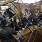 Un grupo de personas irrumpe en el edificio del gobierno armenio en protesta contra un acuerdo para detener los combates en la región de Nagorno-Karabaj
