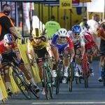 Fabio Jakobsen cae contra la valla derribado por su compatriota Dylan Groenewegen