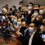 Los diputados opositores anuncian su dimisión tras la nueva resolución de China