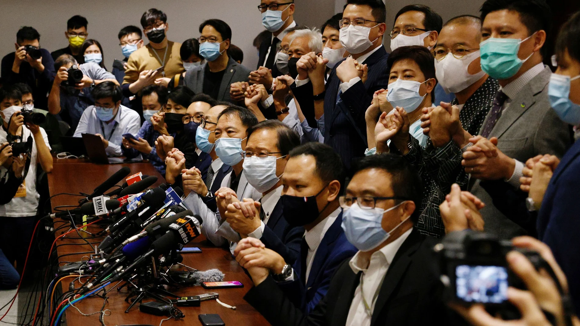 Los diputados opositores anuncian su dimisión tras la nueva resolución de China