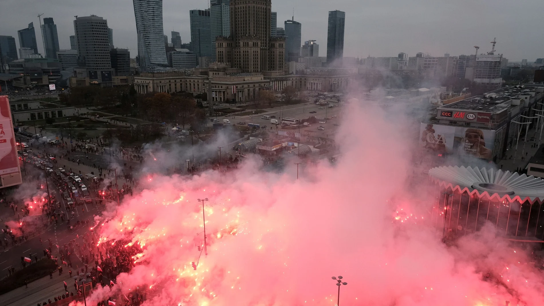 Ultranacionalistas y simpatizantes del Gobierno de PiS protestan con banderas y antorchas en Varsovia durante el Día de Independencia de Polonia