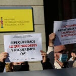 Protesta de empleados y empresarios de negocios de hostelería delante del ministerio de Trabajo, para reclamar los pagos al SEPE