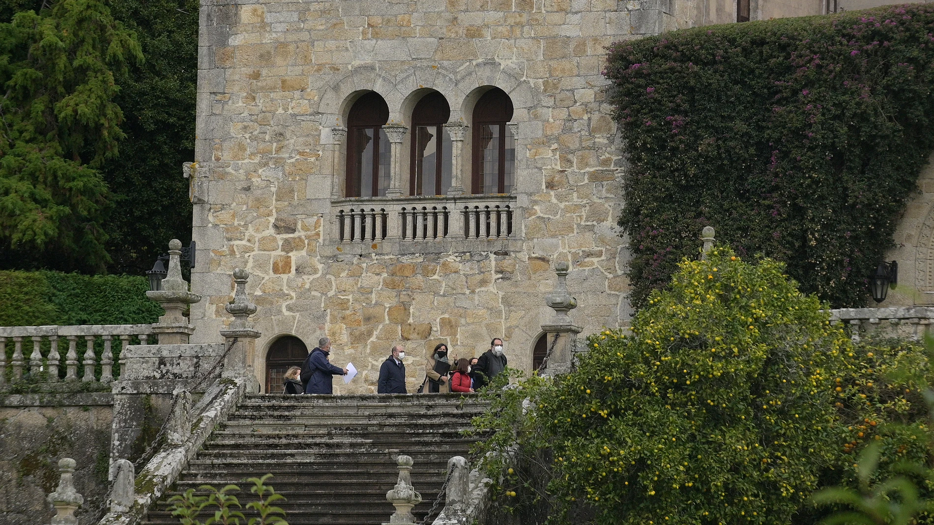 Técnicos de la Consejería de Cultura de la Xunta de Galicia realizan el inventario del Pazo de Meirás, bajo supervisión de la comitiva judicial, en Sada, La Coruña