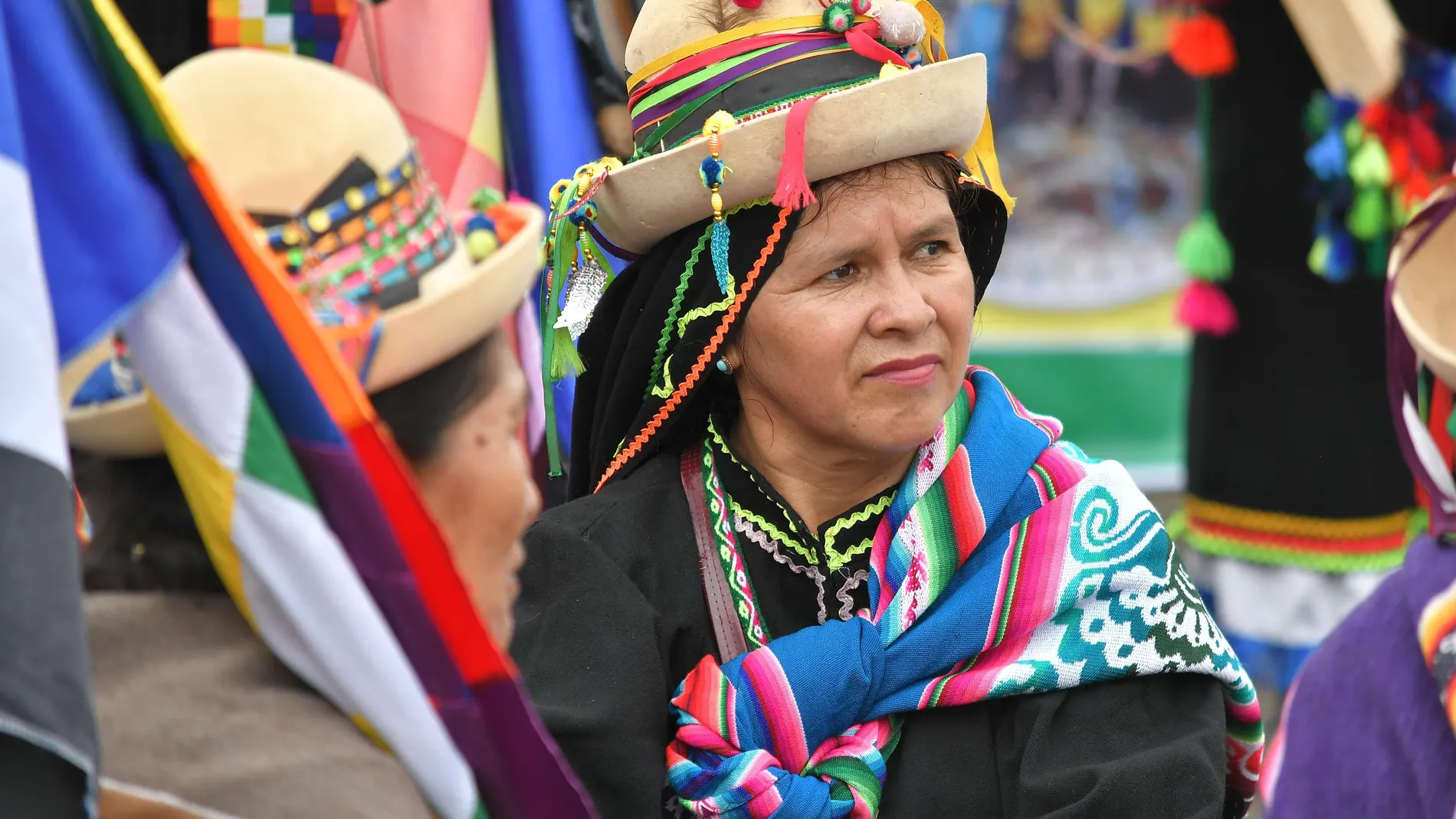 Una mujer indígena espera vestida con su traje típico la llegada del expresidente Evo Morales Chimoré el 11 de noviembre