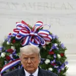 El presidente Donald Trump participó ayer en una ceremonia por el Día de los Veteranos