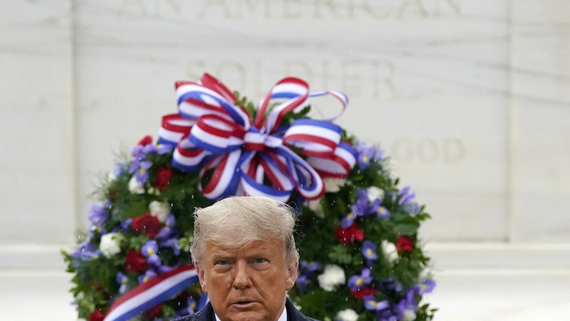 El presidente Donald Trump participó ayer en una ceremonia por el Día de los Veteranos