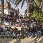 Carmen Ponce posa junto a los alumnos de Talento Cruzcampo en los exteriores de la antigua fábrica de cervezas de Cruzcampo