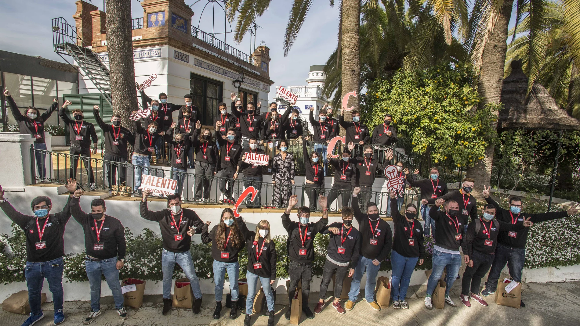 Carmen Ponce posa junto a los alumnos de Talento Cruzcampo en los exteriores de la antigua fábrica de cervezas de Cruzcampo