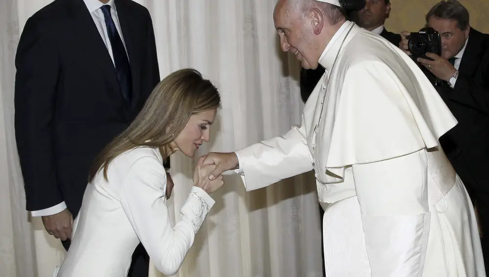 La Reina Letizia, de blanco en su visita al Papa en 2014