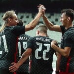 Vida y Budimr se saludan tras un gol de Croacia