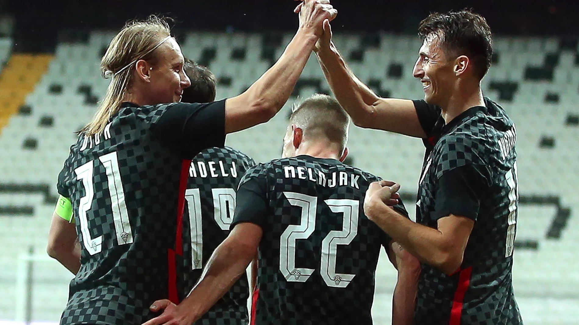 Vida y Budimr se saludan tras un gol de Croacia