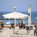 Imagen de archivo de una terraza de verano junto al Paseo Marítimo de Almería