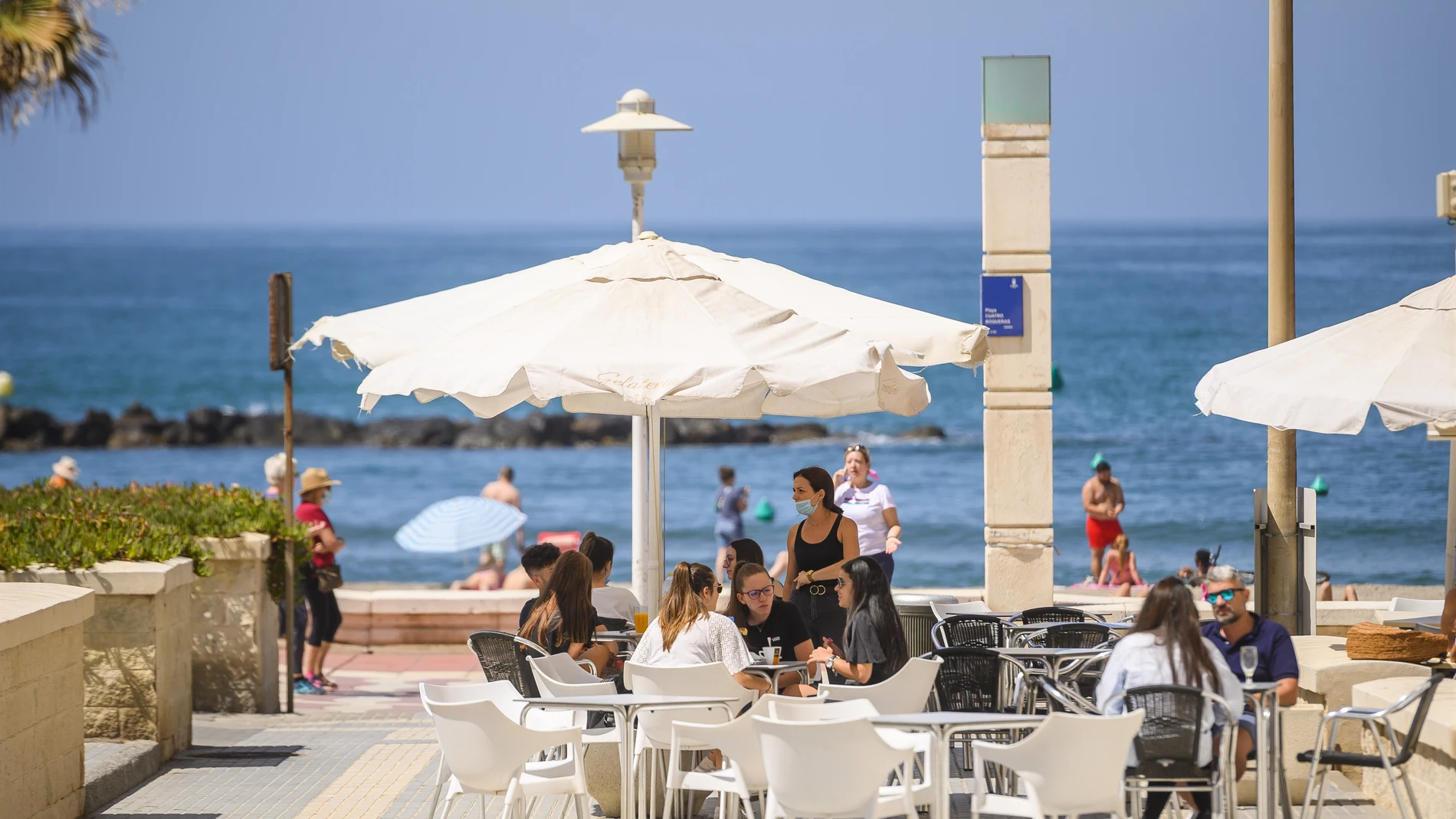 Imagen de archivo de una terraza de verano junto al Paseo Marítimo de Almería