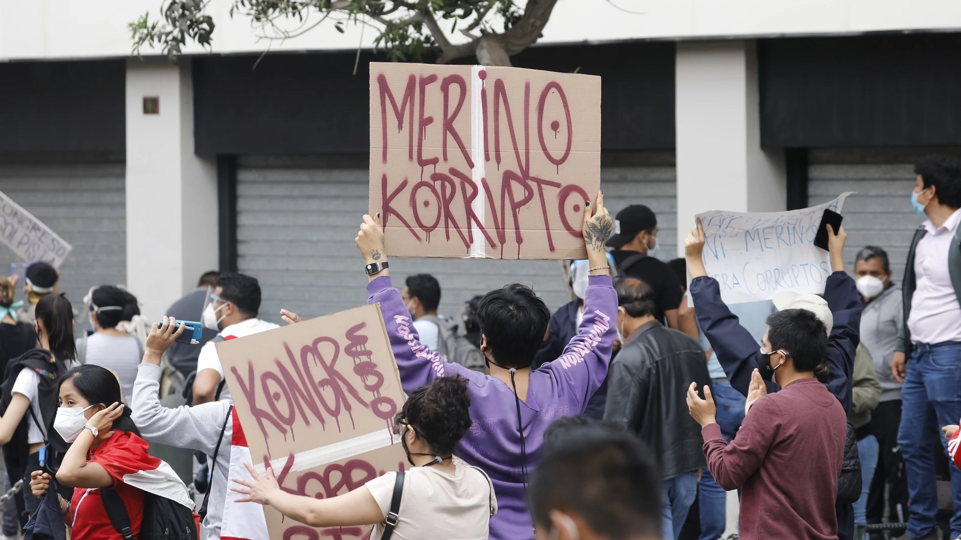 Protestas en Lima por la decisión del Congreso de Perú de destituir al presidente Martín Vizcarra por corrupción.10/11/2020