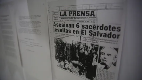 ES3010.ANTIGUO CUSCATLÁN (EL SALVADOR) 11/11/2020- Recopilaciones periodísticas de la época hoy en la exposición "Martirio" dedicada al legado de seis sacerdotes jesuitas asesinados en 1989 en el marco de la guerra civil salvadoreña en Antiguo Cuscatlán (El Salvador). El rector de la Universidad Centroamericana (UCA), Andreu Oliva, inauguró este miércoles la exposición denominada Martirio que homenajea la vida y obra de los seis padres jesuitas, cinco de ellos españoles, asesinados en noviembre de 1989, durante el conflicto armado interno de El Salvador. EFE/Rodrigo Sura