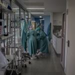 Sanitarias trabajan en la Unidad de Cuidados Intensivos UCI
