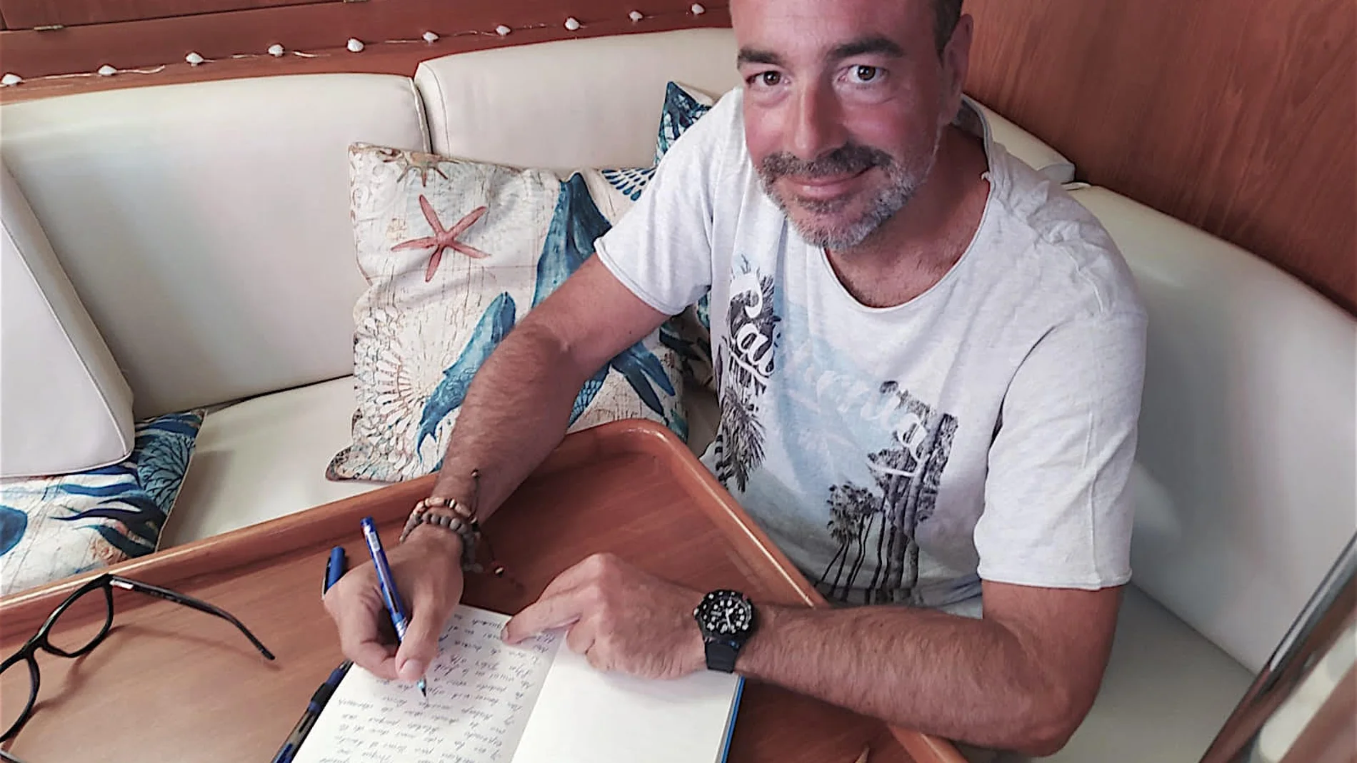 En la imagen, Luis García Alucha escribiendo su diario.