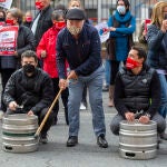 Los hosteleros protestan por las calles de Ávila y entregan sus reivindicaciones en la subdelegaciones del Gobierno