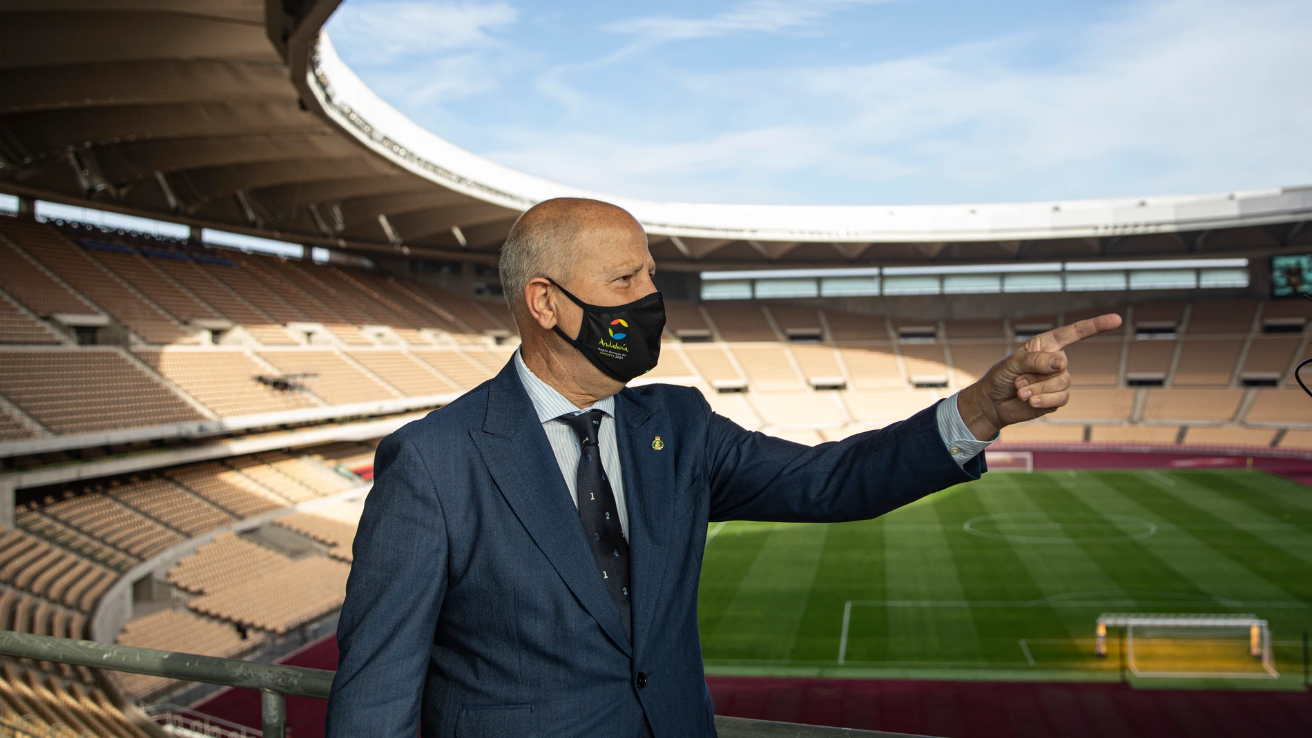 El consejero de Educación y Deporte, Javier Imbroda, visita el estadio de La Cartuja con motivo de la celebración del encuentro oficial de la Selección Absoluta masculina de fútbol ante Alemania