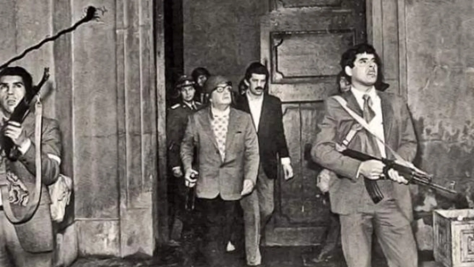 Salvador Allende con casco el día del golpe militar en 1973