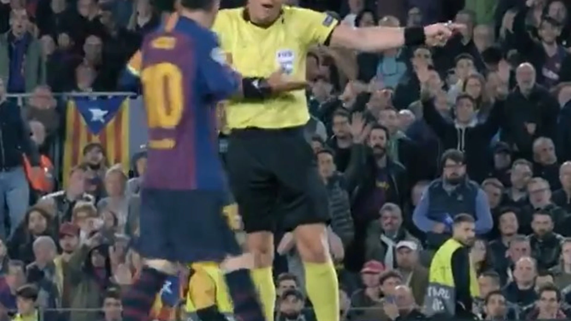 El árbitro holandés Kuipers, abroncando a Messi