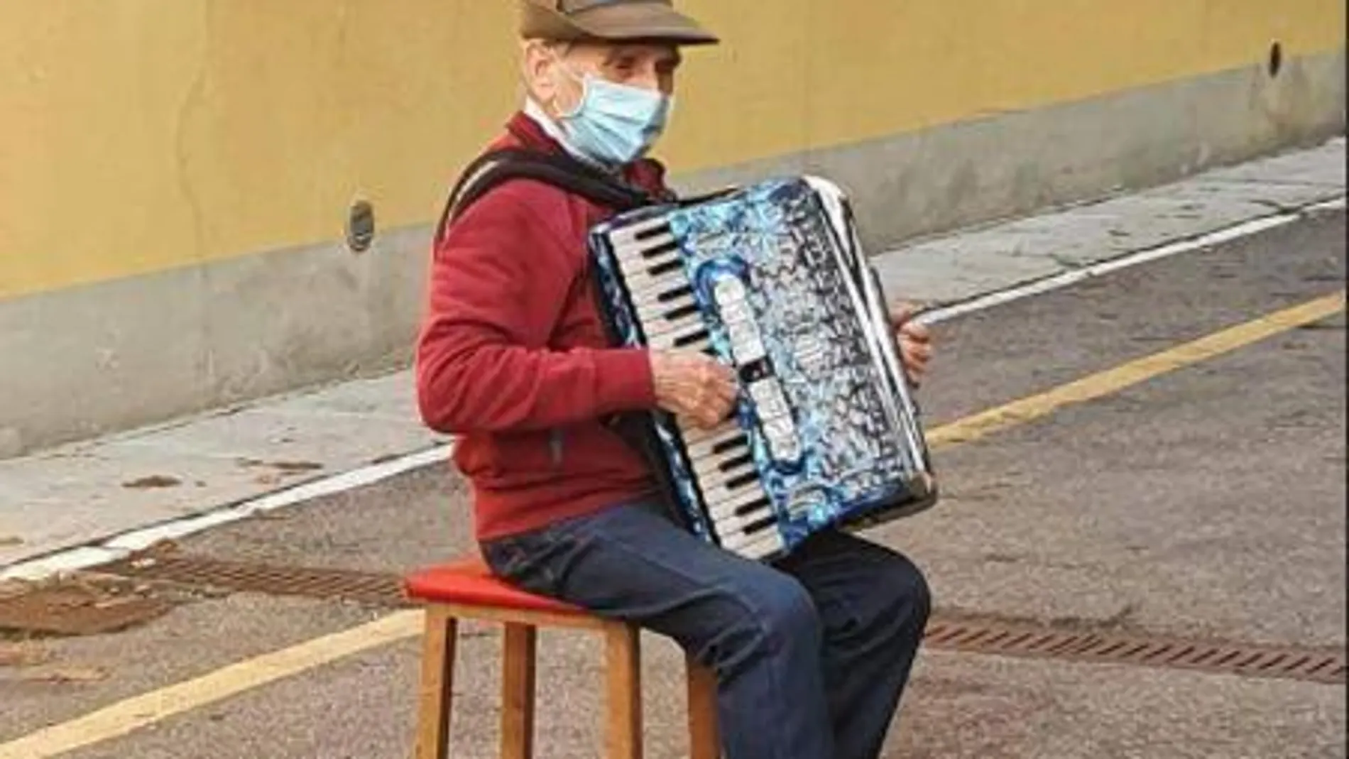 Steffano Bozzini tocando el acordeón para su mujer