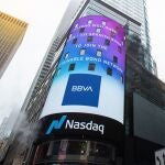 Logo de BBVA en las pantallas gigantes de la Torre Nasdaq en Times Square (Nueva York