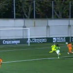 Flor Bonsegundo define con habilidad ante la guardameta del Betis.