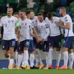 Los jugadores de Eslovaquia celebran el gol de Juraj Kucka ante Irlanda del Norte