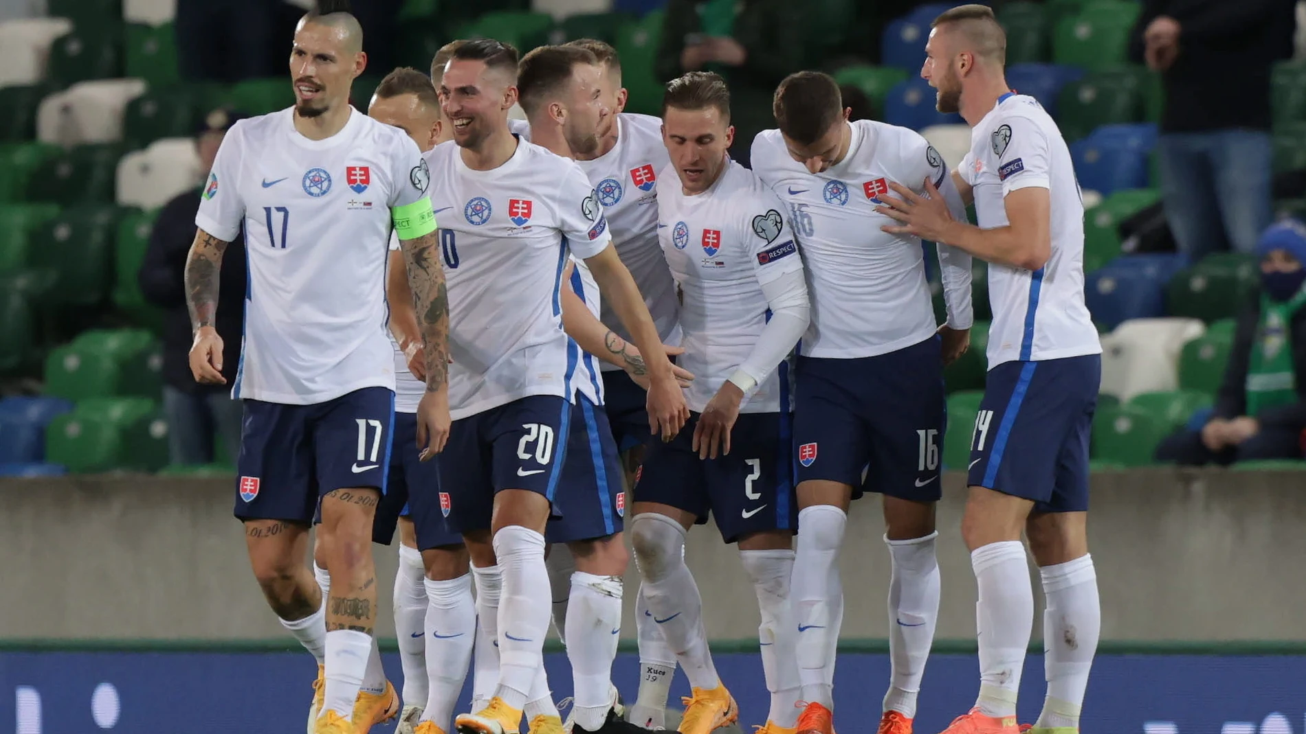 Los jugadores de Eslovaquia celebran el gol de Juraj Kucka ante Irlanda del Norte