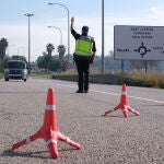 Un agente de la Policía Nacional realiza controles de movilidad a la entrada de la localidad de Manacor, Mallorca, Islas Baleares (España), a 12 de noviembre de 2020