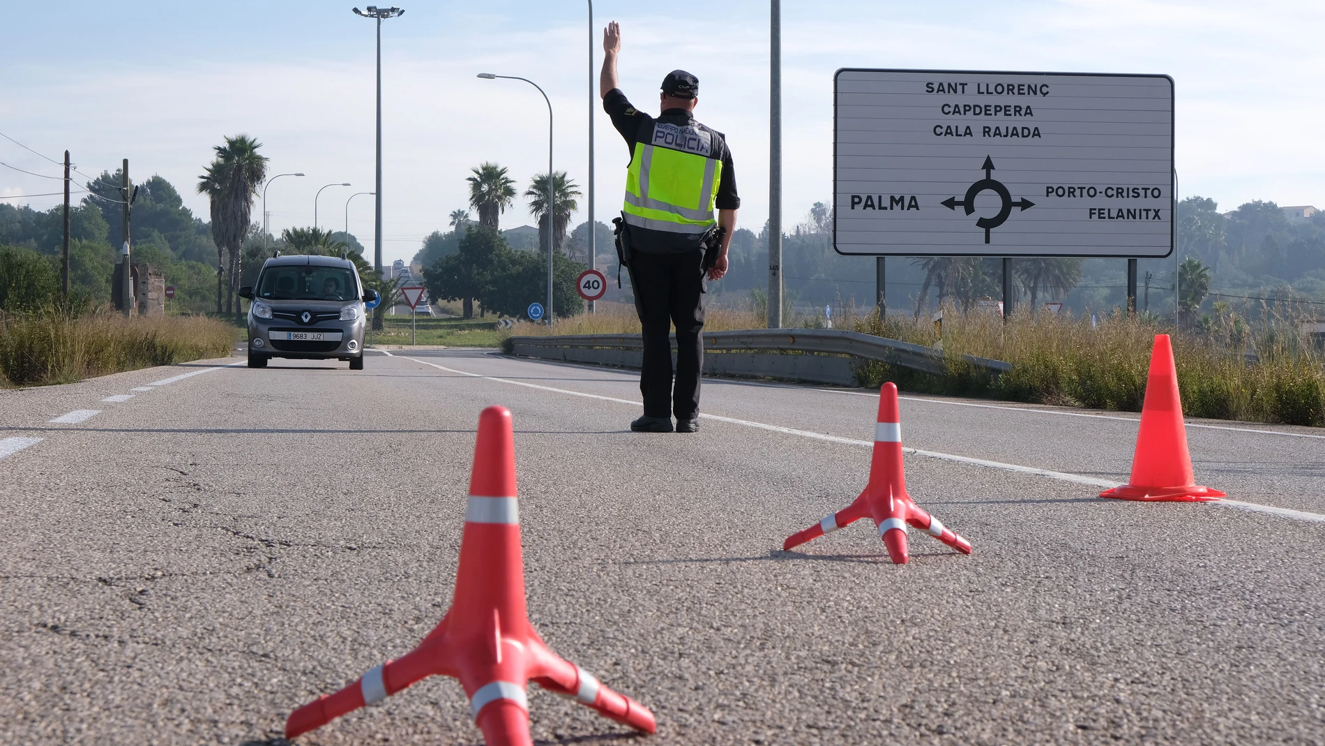Un agente de la Policía Nacional realiza controles de movilidad a la entrada de la localidad de Manacor, Mallorca, Islas Baleares (España), a 12 de noviembre de 2020