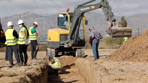 Inicio de los trabajos de prospección y localización de fosas comunes en el terreno que ocupaba el campo de concentración franquista de Albatera donde fueron represaliadas alrededor de 20.000 personas republicanas prisioneras.
