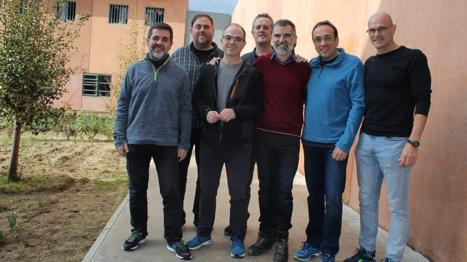Imagen capturada de la cuenta oficial de Òmnium Cultural de Twitter de los siete dirigentes independentistas presos en la cárcel de Lledoners (Barcelona). EFE