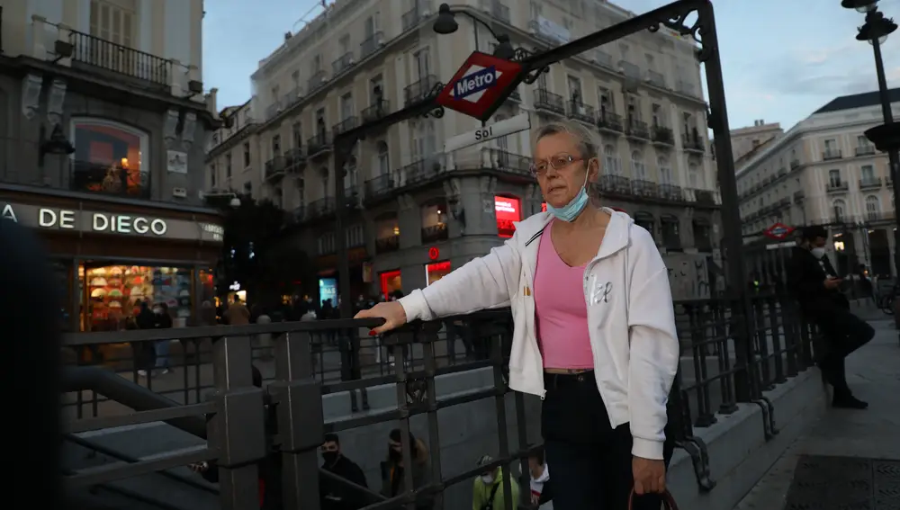 Juani , amiga de La Veneno, posa en la Puerta del Sol de Madrid donde quedaban para charlar.
