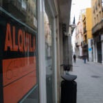Varios locales cerrados por la crisis provocada por el coronavirus en la calle Cuna de Sevilla