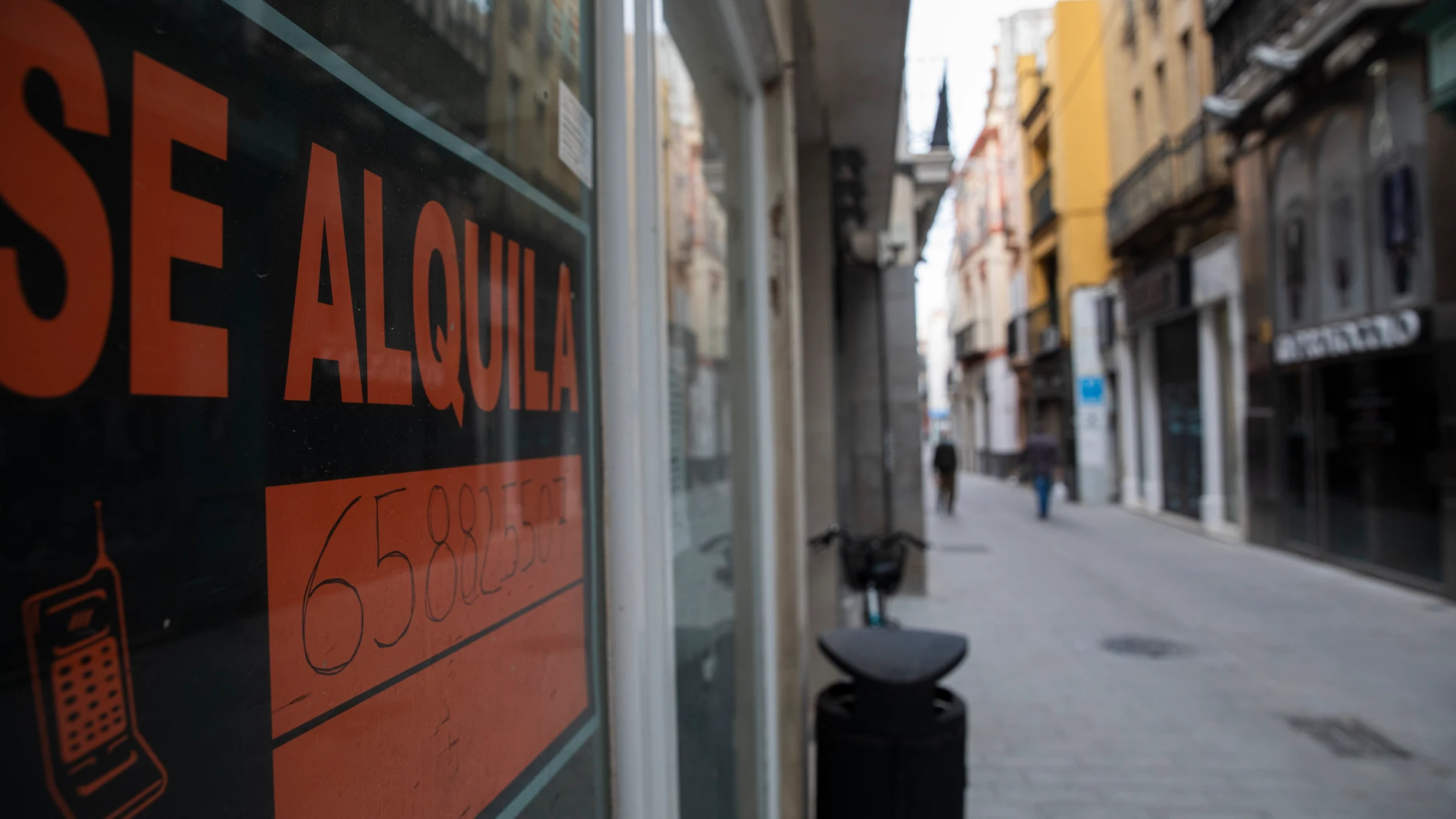 Varios locales cerrados por la crisis provocada por el coronavirus en la calle Cuna de Sevilla