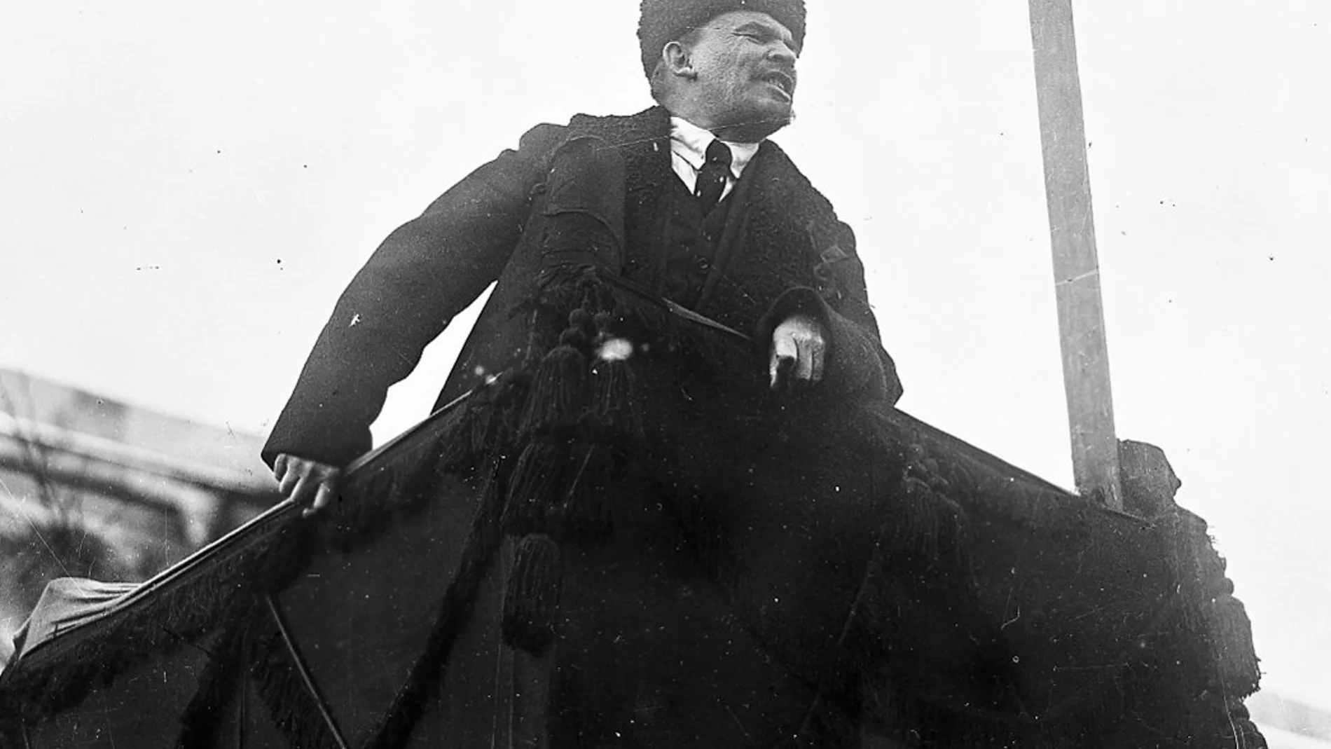 El líder soviético Vladimir Lenin durante un discurso en la Plaza Roja de Moscú en 1918.